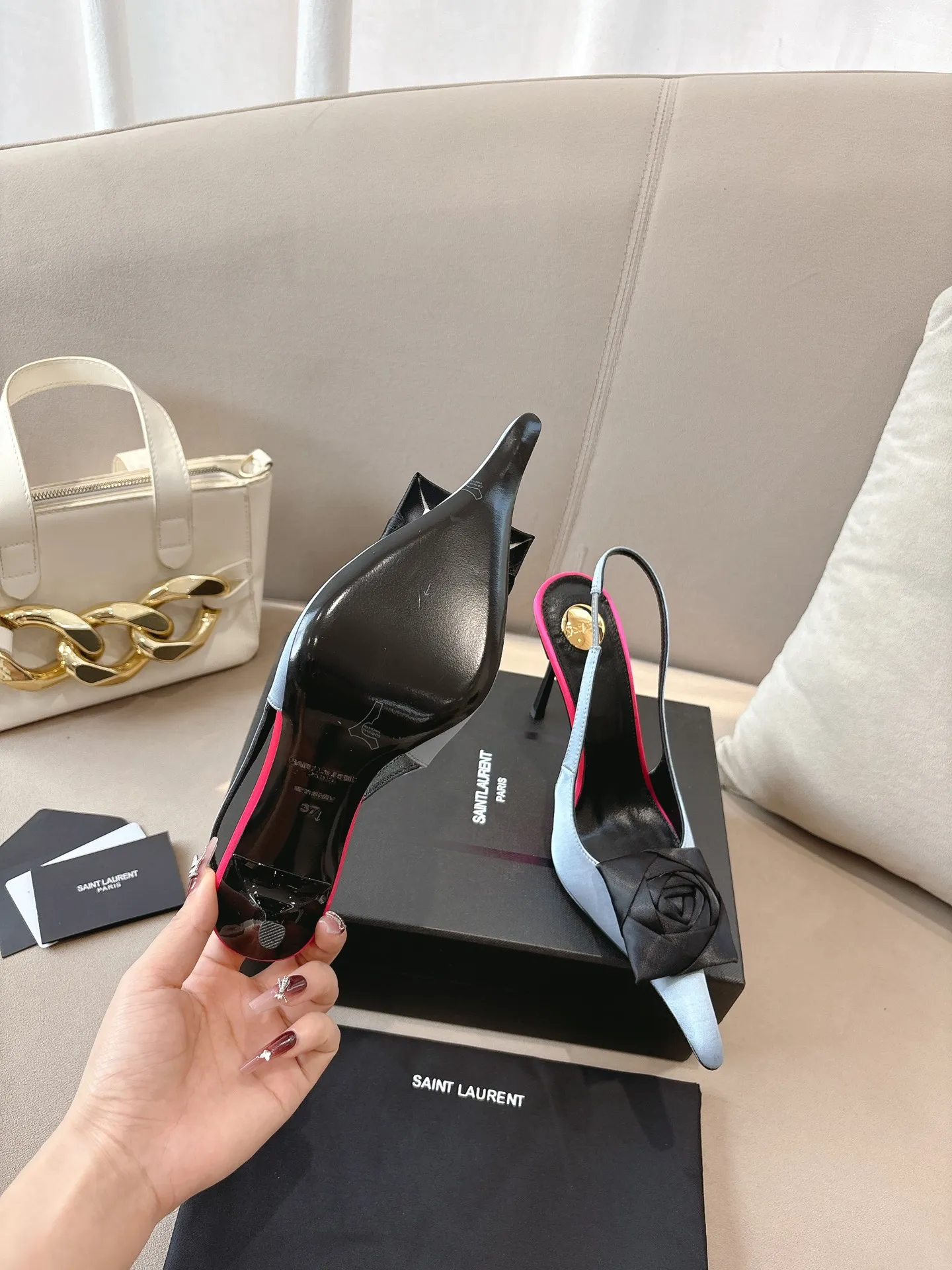 👟👟Ex-factory price 680👟👟 Saint Laurent ysl 25ss/autumn and winter ready-to-wear flower series catwalk style high heels. The toe and contrasting color design make the final effect quite impressive. The different colors are also very beautiful. Straight heels, curved heels, with flowers, and without flowers can be selected. Only YSL understands women’s hearts best and does not accept refutation. It is a super invincible feminine artifact, a must-have for women (z-brand full-body customization, own molded hardware accessories, perfect consistency) ✔ Upper: imported cow patent leather ✔ Inner lining: imported 🐑 goat leather ✔ Sole: imported genuine leather outsole ✔ Heel height: 10.5cm ✔ Size: 36-39 (40, 41, 42 can be customized and non-returnable) Flower style (full set of packaging)